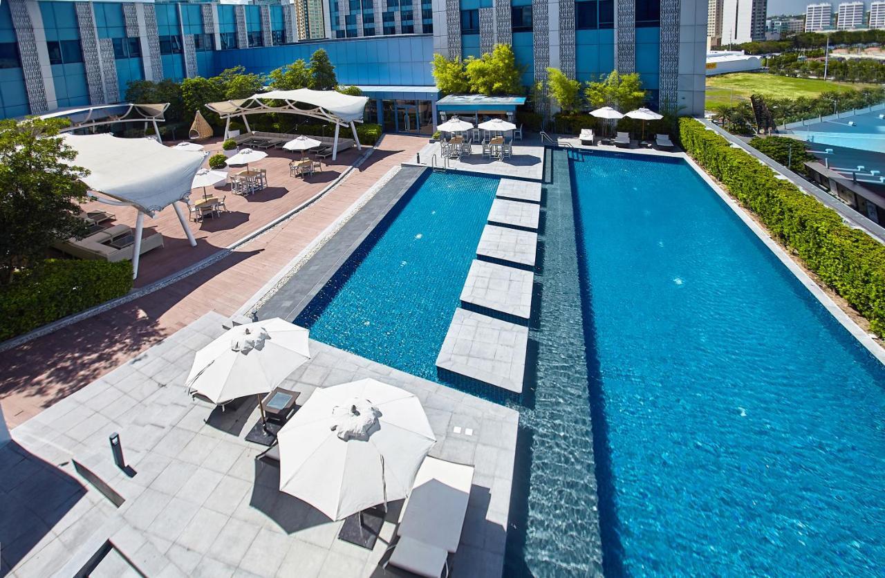 فندق كريمزون فيلينفيست سيتي، مانيلا مونتنلوبا المظهر الخارجي الصورة The swimming pool at the hotel