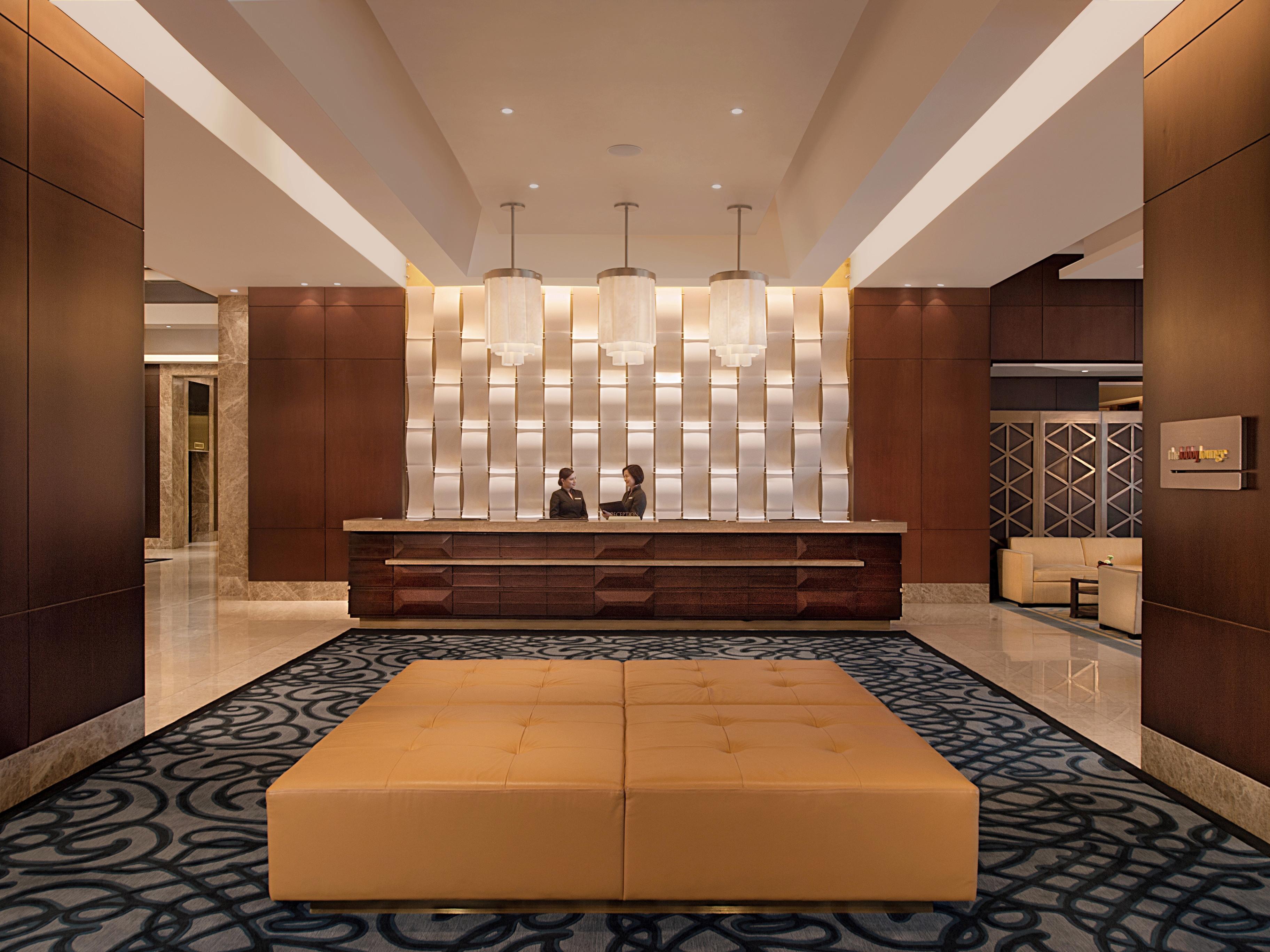 فندق كريمزون فيلينفيست سيتي، مانيلا مونتنلوبا المظهر الخارجي الصورة The lobby of the hotel