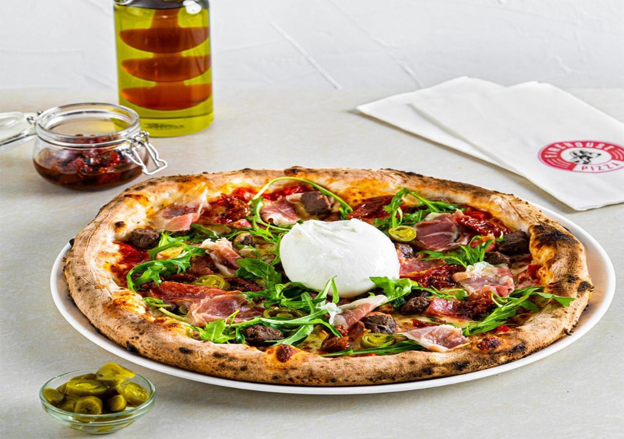 فندق كريمزون فيلينفيست سيتي، مانيلا مونتنلوبا المظهر الخارجي الصورة Pizza with buratta