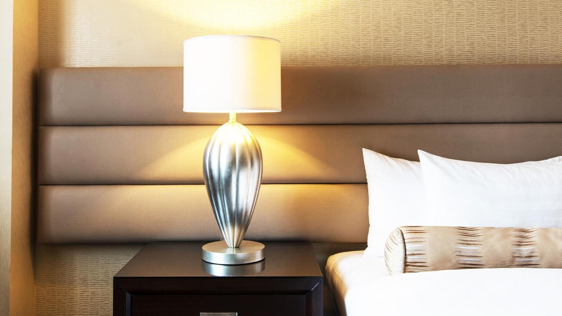 فندق كريمزون فيلينفيست سيتي، مانيلا مونتنلوبا المظهر الخارجي الصورة A table lamp