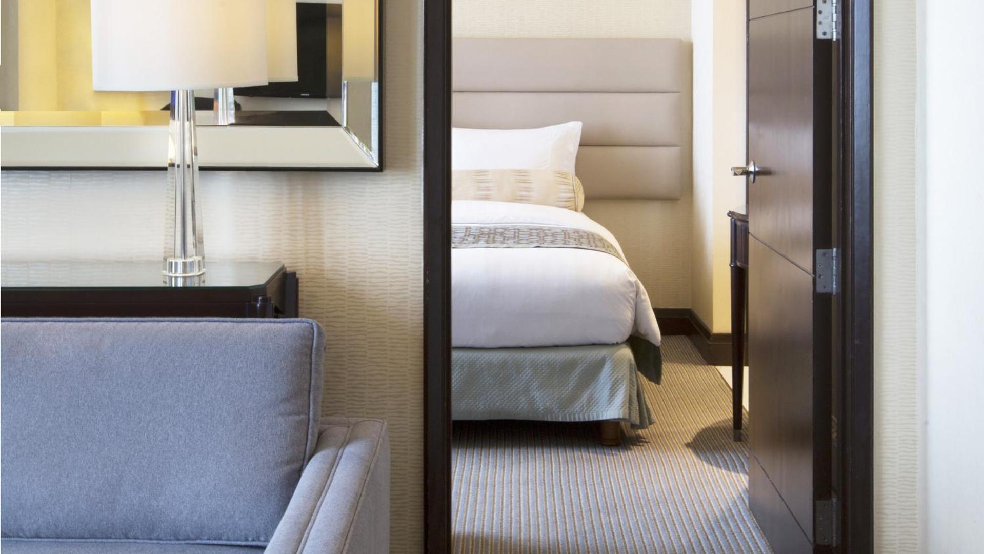 فندق كريمزون فيلينفيست سيتي، مانيلا مونتنلوبا المظهر الخارجي الصورة A bedroom in a suite at the Conrad Hong Kong