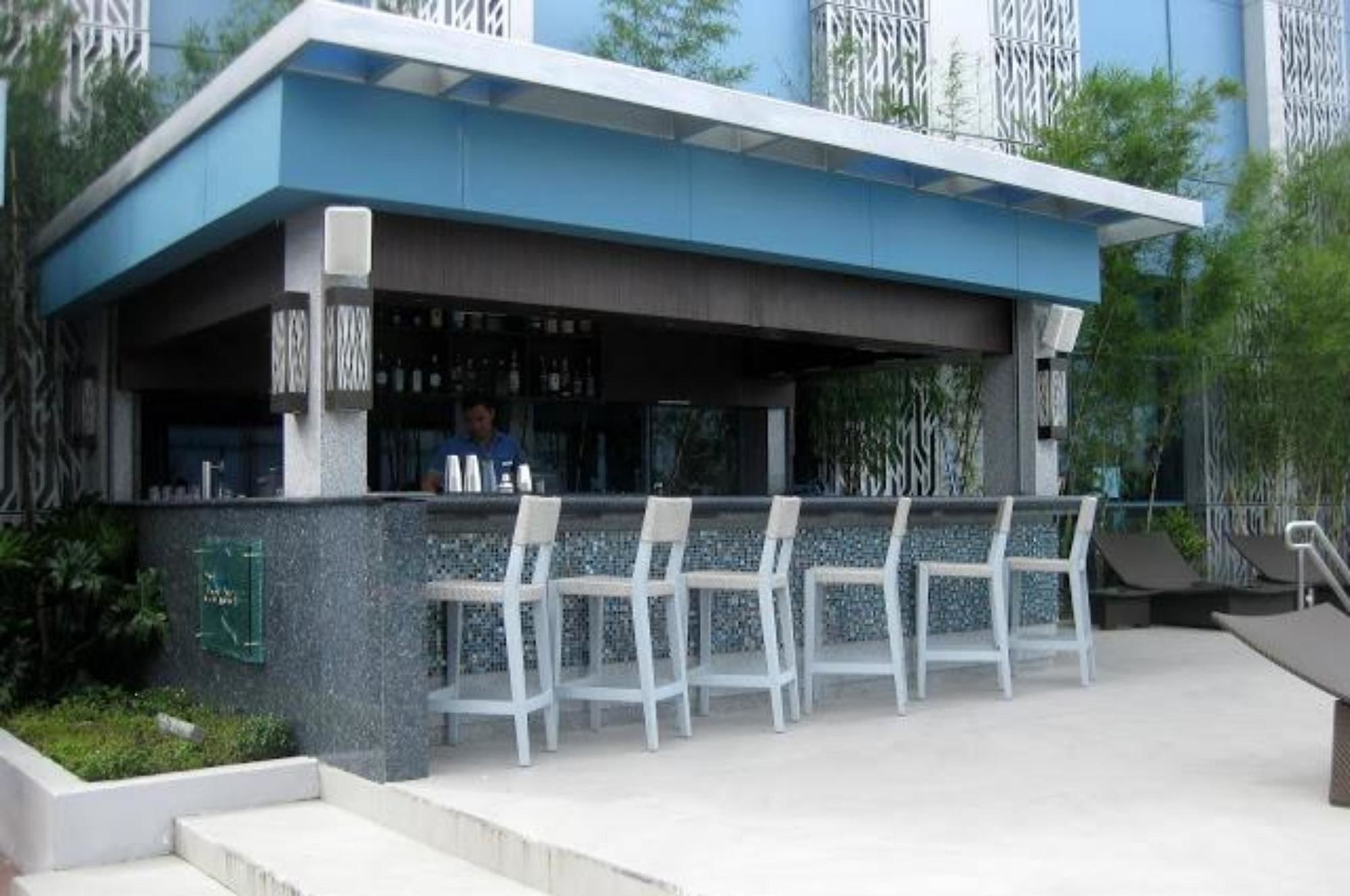 فندق كريمزون فيلينفيست سيتي، مانيلا مونتنلوبا المظهر الخارجي الصورة The poolside bar at the hotel